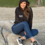 Jhendelyn Nuñez Instagram - Maitencillo 🌅 Para estos atardeceres de invierno cómoda y abrigada 🤩 Polerón ID: 7172827 15% de descuento con mi código:JHEN @sheinofficial @shein_chile #shein #sheinforall #invierno