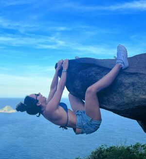 Jhendelyn Nuñez Instagram - Un trekking hermoso (selvático) para llegar a la #pedradotelegrafo 
Lo recomiendo 100% para los que les gusta el cerrito 💪😍 La espera para la famosa foto te corta un poco, pero ya estábamos ahí jijij
Ah y para los que no conocen, abajo hay una piedra y pasto 😅 se ve peligroso, pero no 😃

#brasil #riodejaneiro #trekking