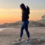 Jhendelyn Nuñez Instagram - Maitencillo 🌅 Para estos atardeceres de invierno cómoda y abrigada 🤩 Polerón ID: 7172827 15% de descuento con mi código:JHEN @sheinofficial @shein_chile #shein #sheinforall #invierno