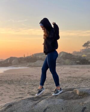 Jhendelyn Nuñez Instagram - Maitencillo 🌅
Para estos atardeceres de invierno  cómoda y abrigada 🤩

Polerón ID: 7172827
15% de descuento con mi código:JHEN

@sheinofficial @shein_chile  #shein #sheinforall #invierno