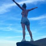 Jhendelyn Nuñez Instagram – Un trekking hermoso (selvático) para llegar a la #pedradotelegrafo 
Lo recomiendo 100% para los que les gusta el cerrito 💪😍 La espera para la famosa foto te corta un poco, pero ya estábamos ahí jijij
Ah y para los que no conocen, abajo hay una piedra y pasto 😅 se ve peligroso, pero no 😃

#brasil #riodejaneiro #trekking