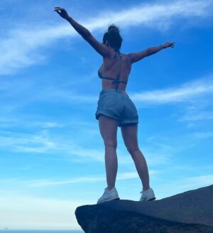 Jhendelyn Nuñez Instagram - Un trekking hermoso (selvático) para llegar a la #pedradotelegrafo 
Lo recomiendo 100% para los que les gusta el cerrito 💪😍 La espera para la famosa foto te corta un poco, pero ya estábamos ahí jijij
Ah y para los que no conocen, abajo hay una piedra y pasto 😅 se ve peligroso, pero no 😃

#brasil #riodejaneiro #trekking