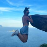 Jhendelyn Nuñez Instagram – Un trekking hermoso (selvático) para llegar a la #pedradotelegrafo 
Lo recomiendo 100% para los que les gusta el cerrito 💪😍 La espera para la famosa foto te corta un poco, pero ya estábamos ahí jijij
Ah y para los que no conocen, abajo hay una piedra y pasto 😅 se ve peligroso, pero no 😃

#brasil #riodejaneiro #trekking