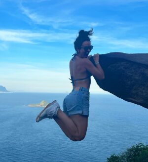 Jhendelyn Nuñez Instagram - Un trekking hermoso (selvático) para llegar a la #pedradotelegrafo 
Lo recomiendo 100% para los que les gusta el cerrito 💪😍 La espera para la famosa foto te corta un poco, pero ya estábamos ahí jijij
Ah y para los que no conocen, abajo hay una piedra y pasto 😅 se ve peligroso, pero no 😃

#brasil #riodejaneiro #trekking