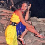 Jhendelyn Nuñez Instagram - Internarse en una cueva con la Tribu Masái para conocer su día día, cultura, religión y ser parte de su ceremonia, sin duda alguna será una experiencia inolvidable ❤️ Los masai dividen los grupos de edad en niñez, guerrero menor (moran), guerrero mayor, adulto menor y adulto mayor. Cada generación de hombres constituye un grupo que pasa sucesivamente por cada grado de edad. Después de la circuncisión, los chicos se vuelven hombres y guerreros menores. Antiguamente, para convertirse en adulto, tenían que pasar una prueba que consistía en cazar un león. Hoy se ha perdido la tradición porque los leones son considerados especie protegida. #maasaimara #maasaiculture #tribu #africa #kenya🇰🇪