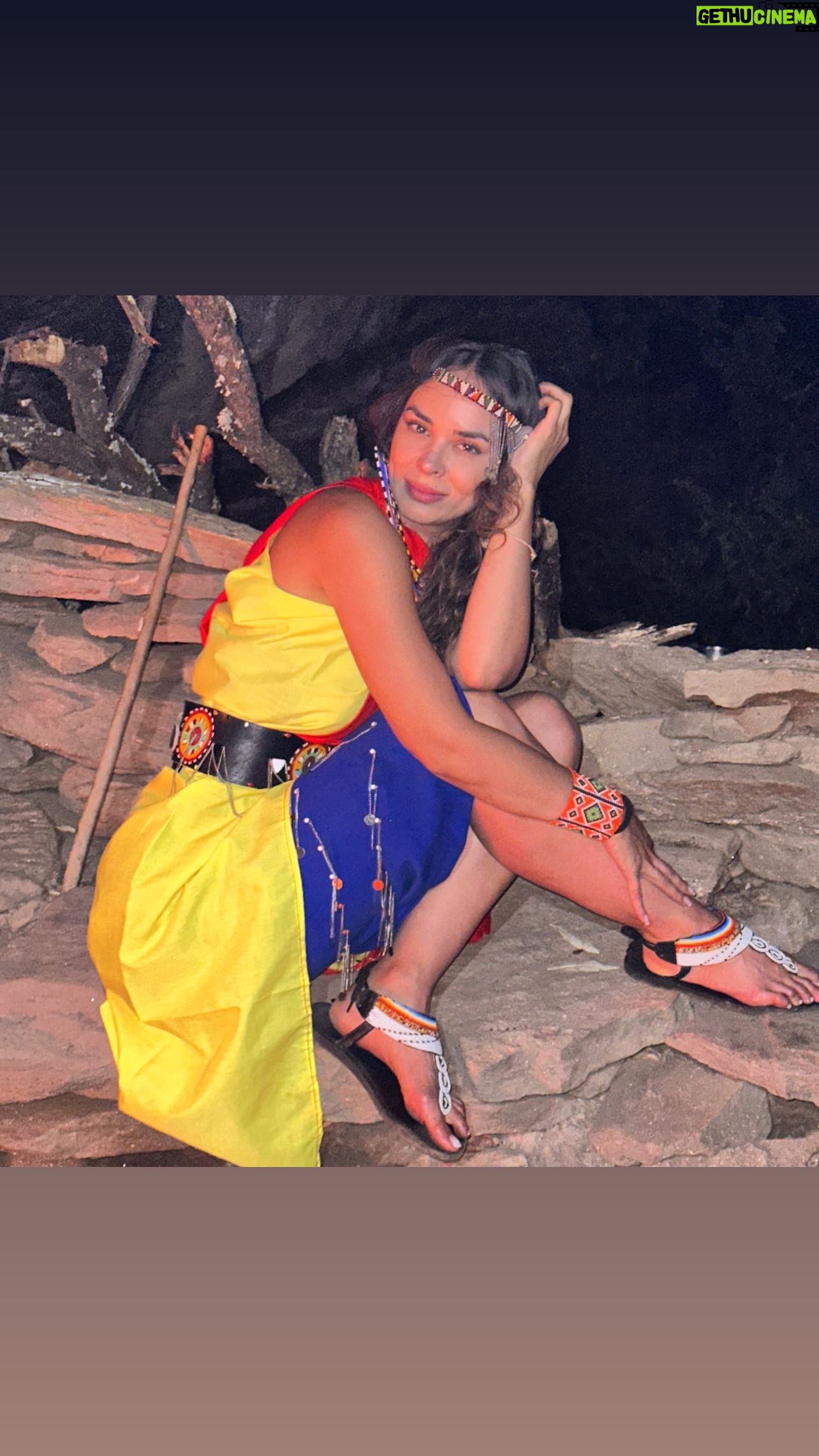 Jhendelyn Nuñez Instagram - Internarse en una cueva con la Tribu Masái para conocer su día día, cultura, religión y ser parte de su ceremonia, sin duda alguna será una experiencia inolvidable ❤️ Los masai dividen los grupos de edad en niñez, guerrero menor (moran), guerrero mayor, adulto menor y adulto mayor. Cada generación de hombres constituye un grupo que pasa sucesivamente por cada grado de edad. Después de la circuncisión, los chicos se vuelven hombres y guerreros menores. Antiguamente, para convertirse en adulto, tenían que pasar una prueba que consistía en cazar un león. Hoy se ha perdido la tradición porque los leones son considerados especie protegida. #maasaimara #maasaiculture #tribu #africa #kenya🇰🇪