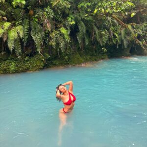 Jhendelyn Nuñez Instagram - Adivinan de dónde son estas aguas celestes ? 🤩

Ahora si puedo agregar la ubicación por si vienen 🤩
#bajosdeltoro #costarica🇨🇷 #pozoazul #bluefallsofcostarica