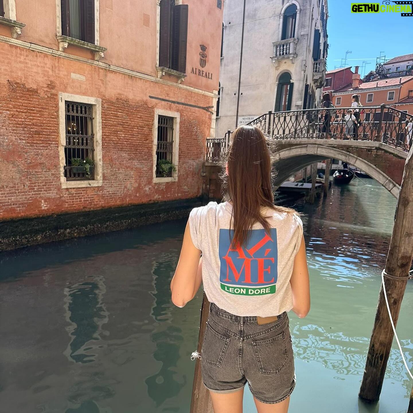 Jill Scott - 39.7K Likes - When you pick your passport up at 11am on Friday and book a trip to Venice at 3pm! So glad we did it! Swipe to see who we bumped into 👀 🇮🇹 ☀️ 🍷 ☕️ 🚤 🍕