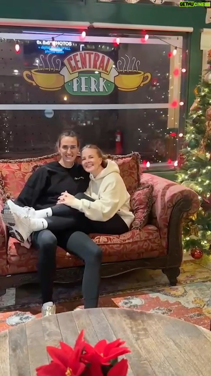 Jill Scott Instagram - One of the best things ive ever done! Spent time in Monica and Rachel’s apartment, sat on Joey’s chair, hugged Hugsy - i even had a coffee in central perk! What a day! 😂