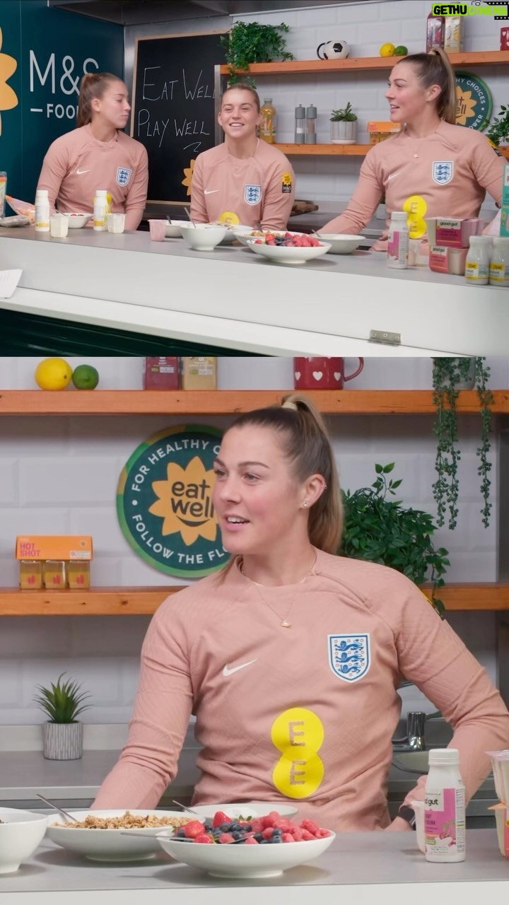 Jill Scott Instagram - Here’s to Eating Well and trusting your gut! 🌻 We recently caught up with the @lionesses to give them a little preview of our BRAND NEW Good Gut range... check out what players @1maryearps, @alessiarusso99, @mayaletissier and special guest @jillscottjs8 thought! 💪 This whole range is available in your local M&S Foodhall now... what would you try first? 👇 #mandsfood #thisisnotjust #eatwellplaywell #followtheflower