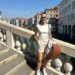 Jill Scott Instagram – When you pick your passport up at 11am on Friday and book a trip to Venice at 3pm! So glad we did it! Swipe to see who we bumped into 👀 🇮🇹 ☀️ 🍷 ☕️ 🚤 🍕
