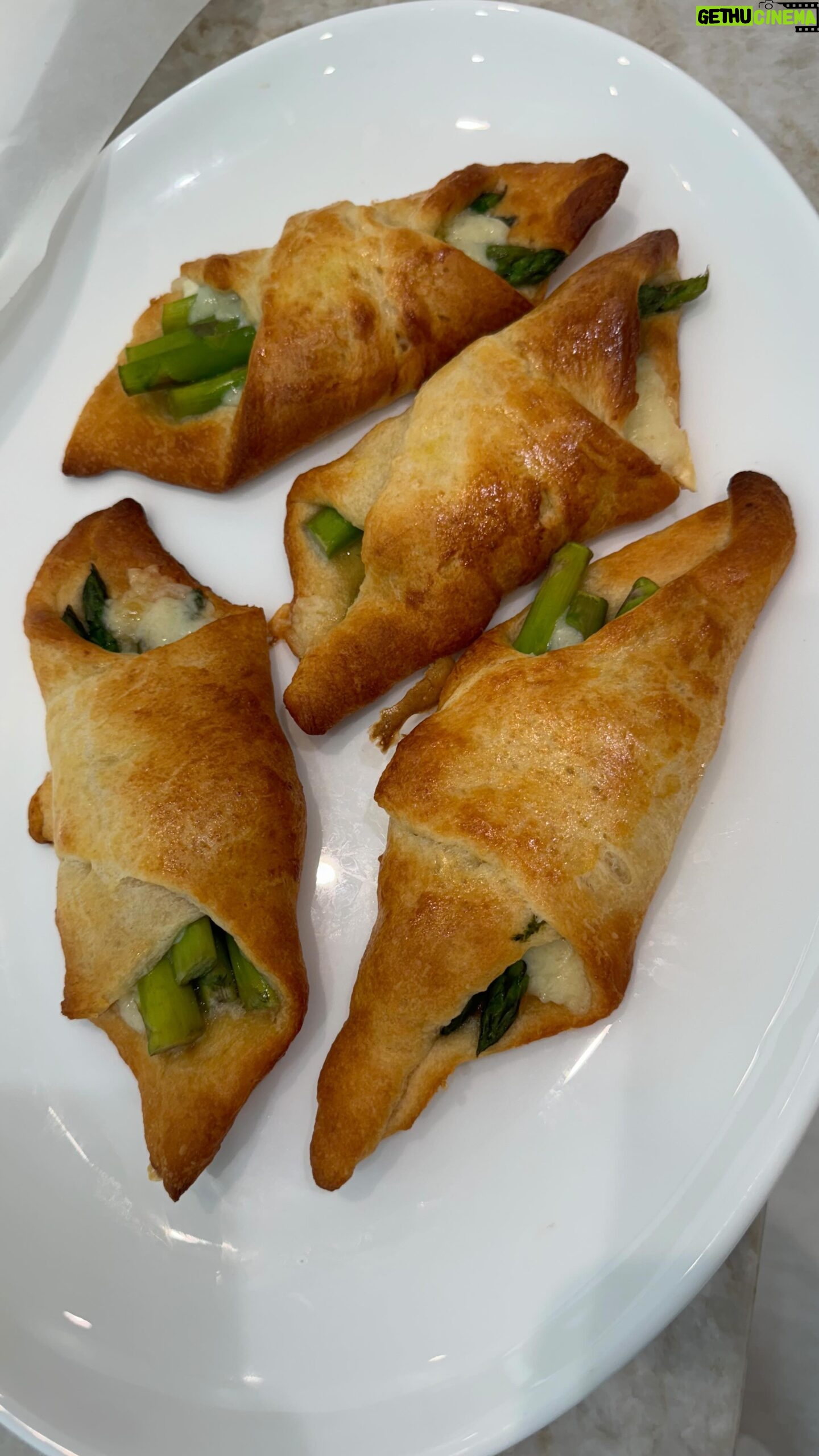 Jill Zarin Instagram - Asparagus puff pastry with Boursin cheese! Delicious!! π€€ Simple and easy to make for a snack or appetizer! Made with love of course! I cant wait to share some of my homemade passover dishes with everyone! Stay tuned π©πΌβπ³π€ Ingredients: asparagus, egg, Boursin cheese, pastry dough, boiled water, parm or mozzarella. Comment below on some dishes you would like to see me make! #easyrecepies #chefjill #boca #athomecooking