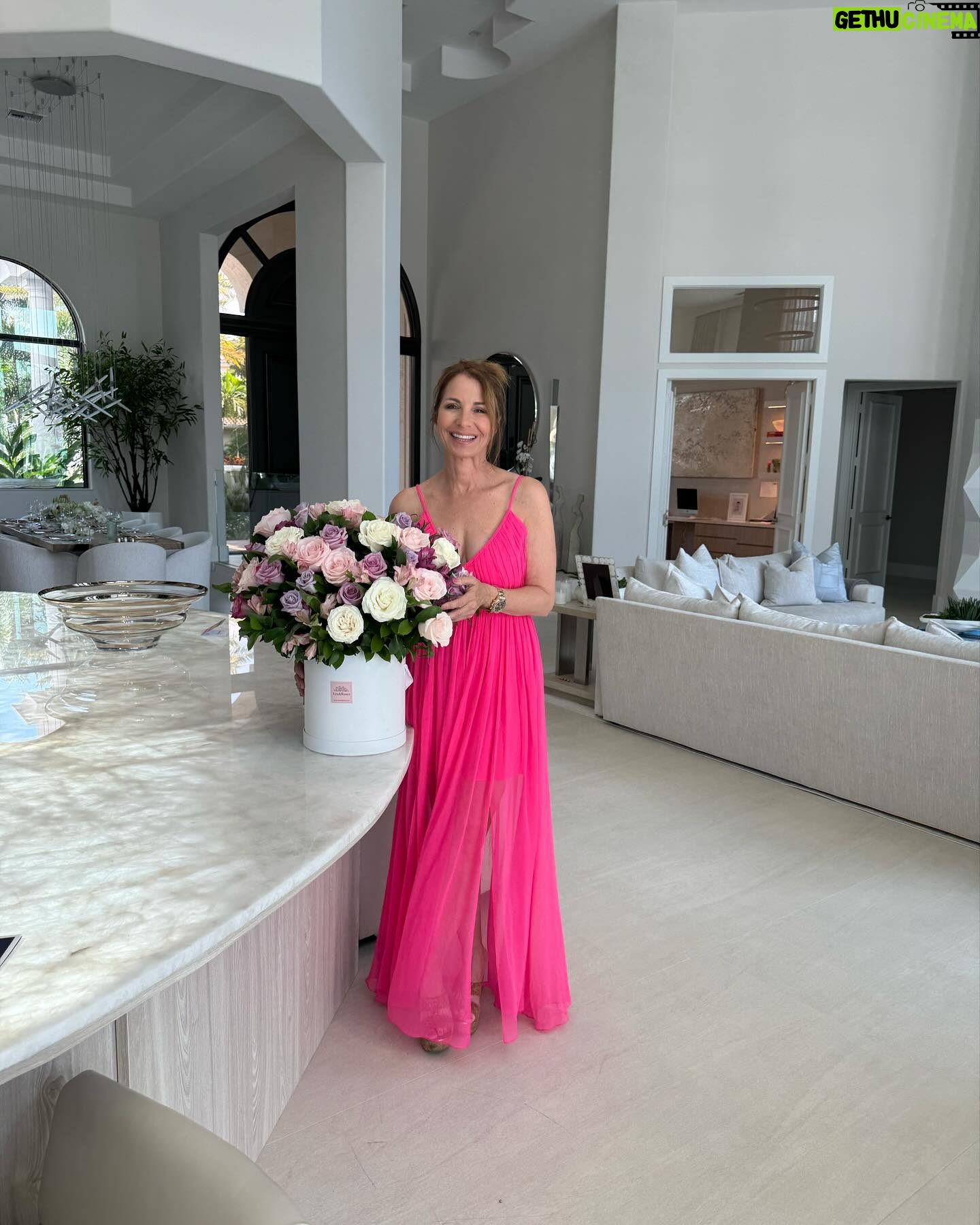Jill Zarin Instagram - Thank you so much @lexandroses for partnering with me and @lovely.laceee these are STUNNING! Everyone please go to their website and get these beautiful arrangement’s! They’re located in Miami! 💐🌸🌼 Check them out!