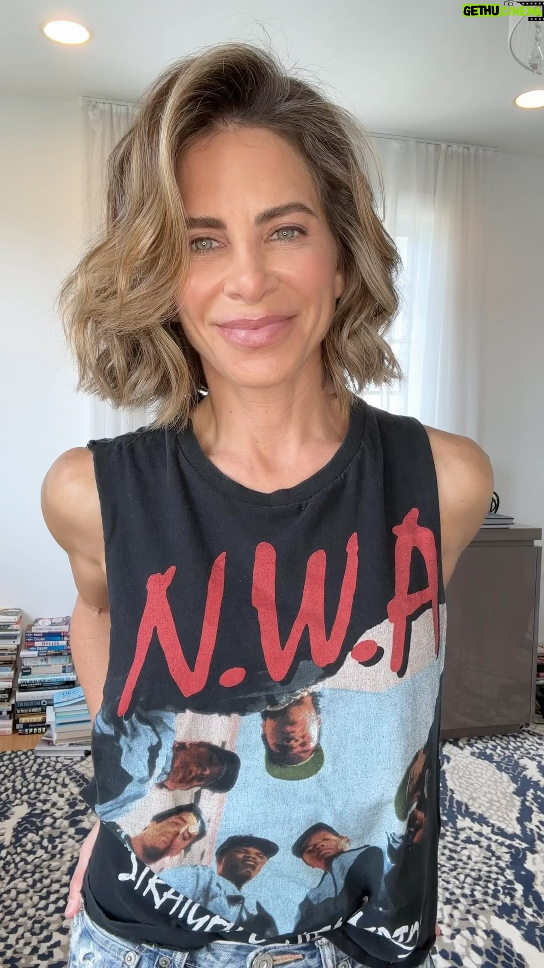 Jillian Michaels Instagram - Water retention - how do you manage it? And what’s the difference between water retention and bloat? Going over that in this vid! Of course, if you have chronic water retention, you should talk to your doctor first before trying anything else. #waterretention #bloat