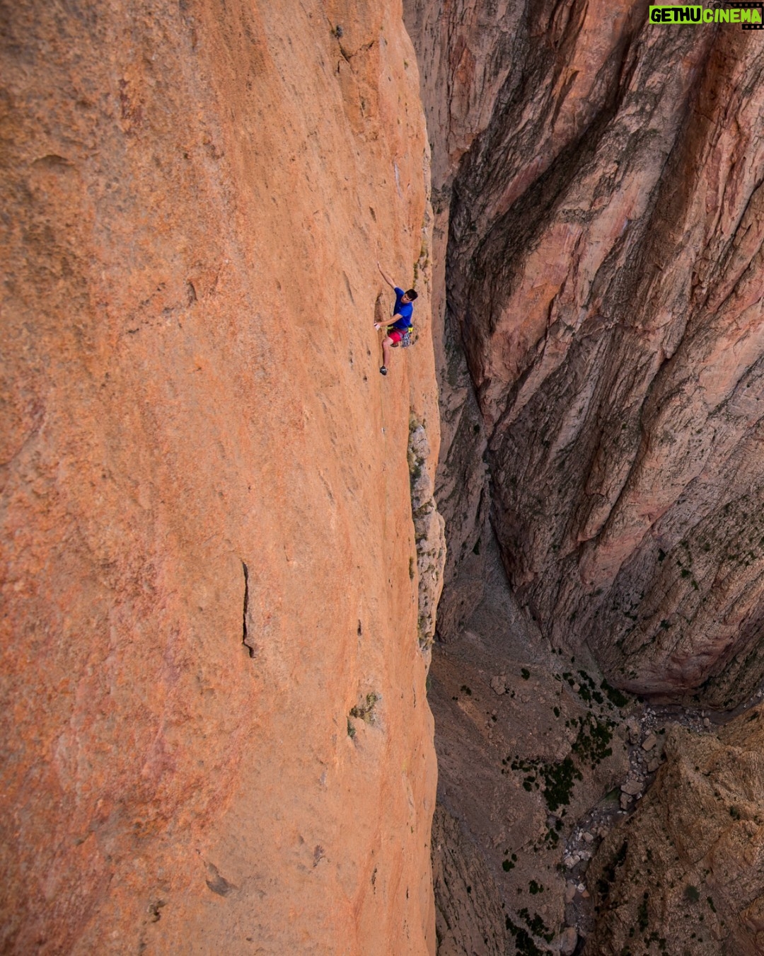 Jimmy Chin Instagram - @alexhonnold questing on the giant walls of Taghia Gorge, Atlas Mountains, Morocco during a massive triple link up w @tommycaldwell of the biggest routes in the area. Shot on assignment for @natgeo