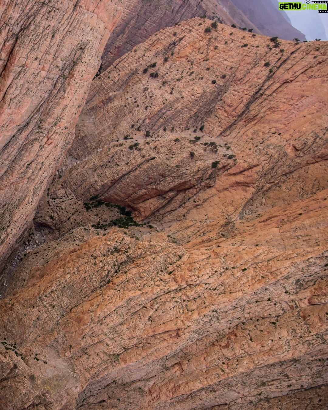 Jimmy Chin Instagram - @alexhonnold questing on the giant walls of Taghia Gorge, Atlas Mountains, Morocco during a massive triple link up w @tommycaldwell of the biggest routes in the area. Shot on assignment for @natgeo