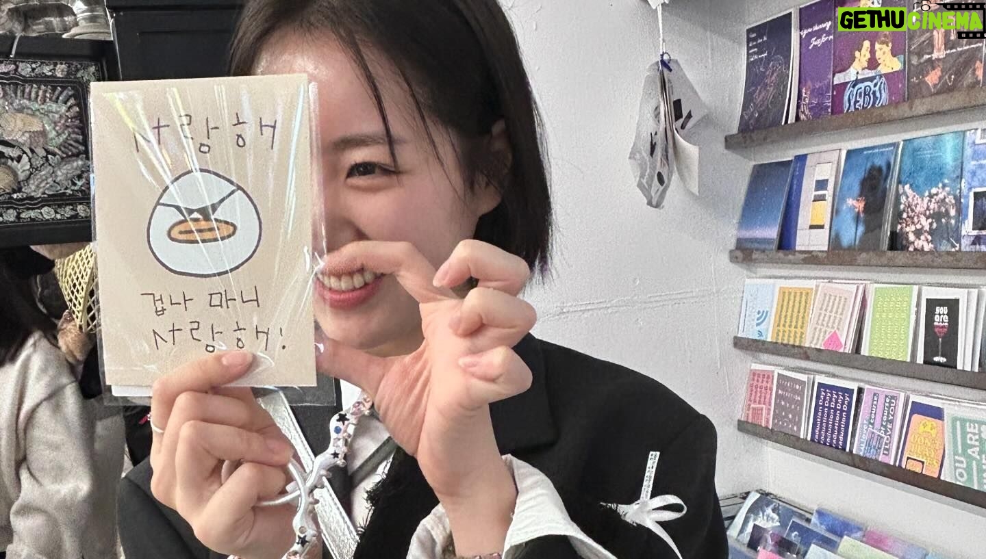 Jin Ji-hee - 3 Likes - Bye 2023🐰🍀
유라와 니나와 가을이와 서연이,, 그리고 지희로 보냈던 한 해.
여러분들과 함께해서 더 따뜻한 해였습니다.
새해 복 많이 받으세요🙂