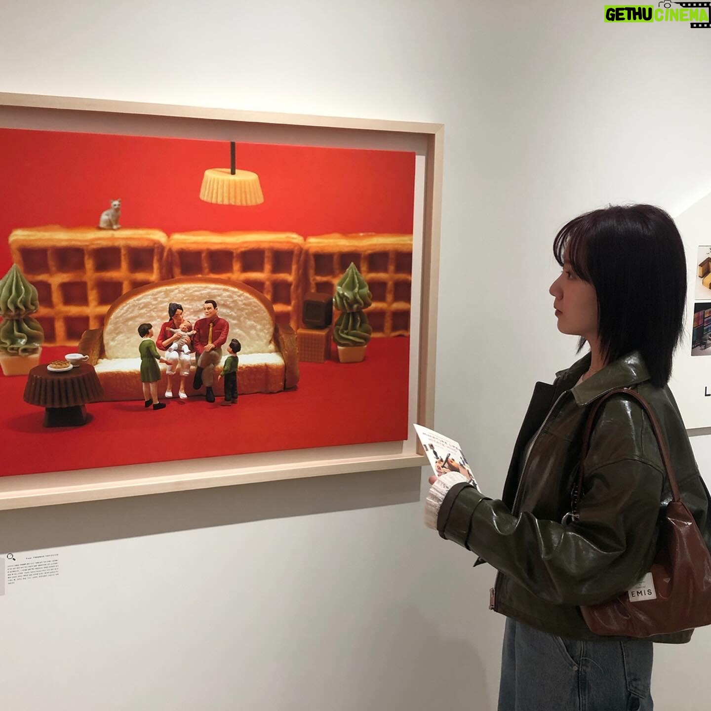 Jin Ji-hee Instagram - 가족들과 오랜만에 문화 생활🖼️👨👩👧 #발상의전환 #타나카타츠야 #mitatemind