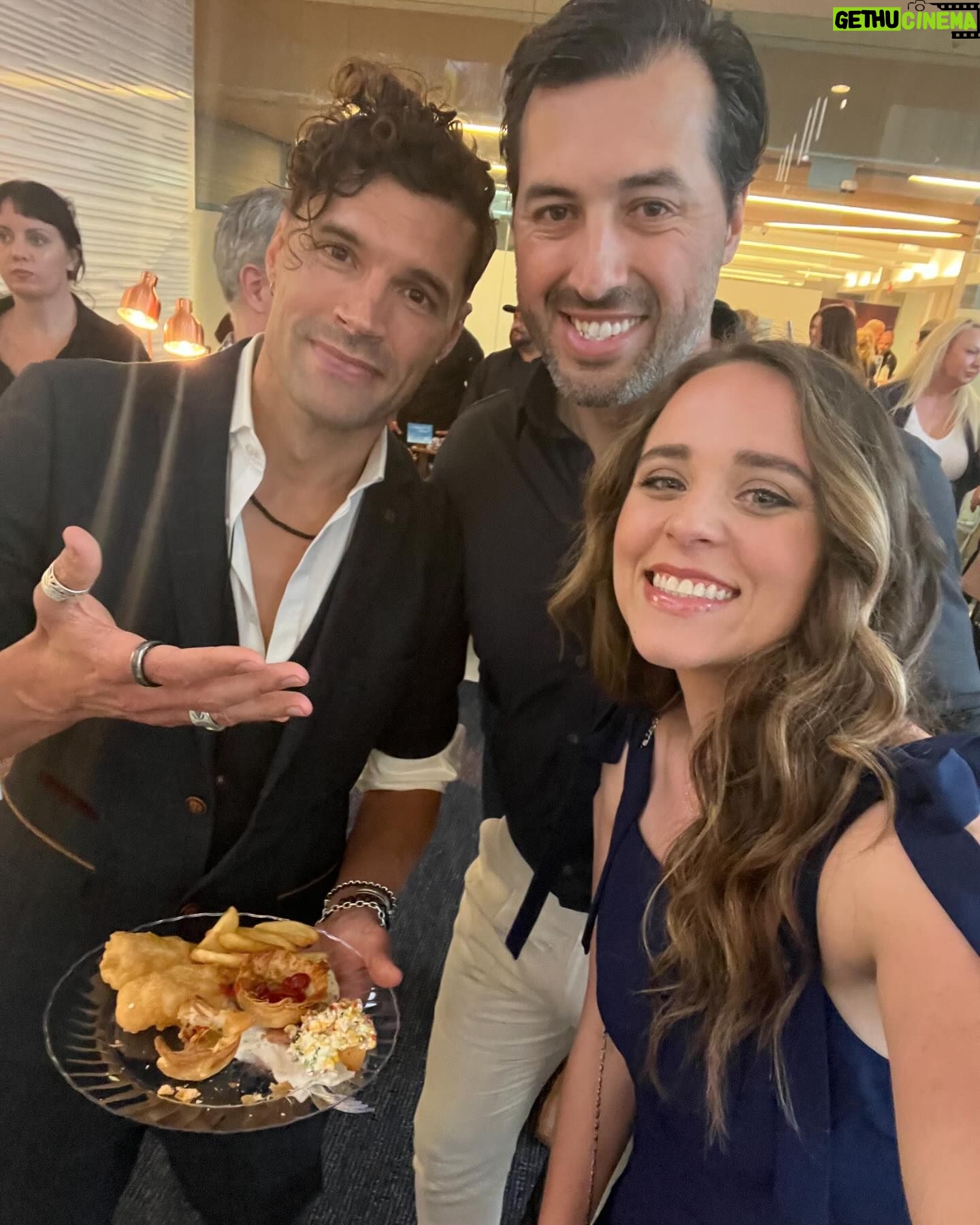 Jinger Vuolo Instagram - What an incredible evening @lionsgate for the screening of @unsungheromovie. My friend @imjoshwalsh produced it and did an excellent job! It’s so well done and such a captivating story. I loved the emphasis on prayer throughout the movie. Everyone needs to go see it! In theaters this week 🍿