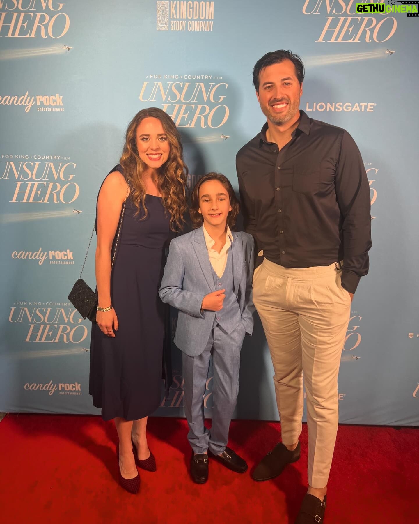 Jinger Vuolo Instagram - What an incredible evening @lionsgate for the screening of @unsungheromovie. My friend @imjoshwalsh produced it and did an excellent job! It’s so well done and such a captivating story. I loved the emphasis on prayer throughout the movie. Everyone needs to go see it! In theaters this week 🍿
