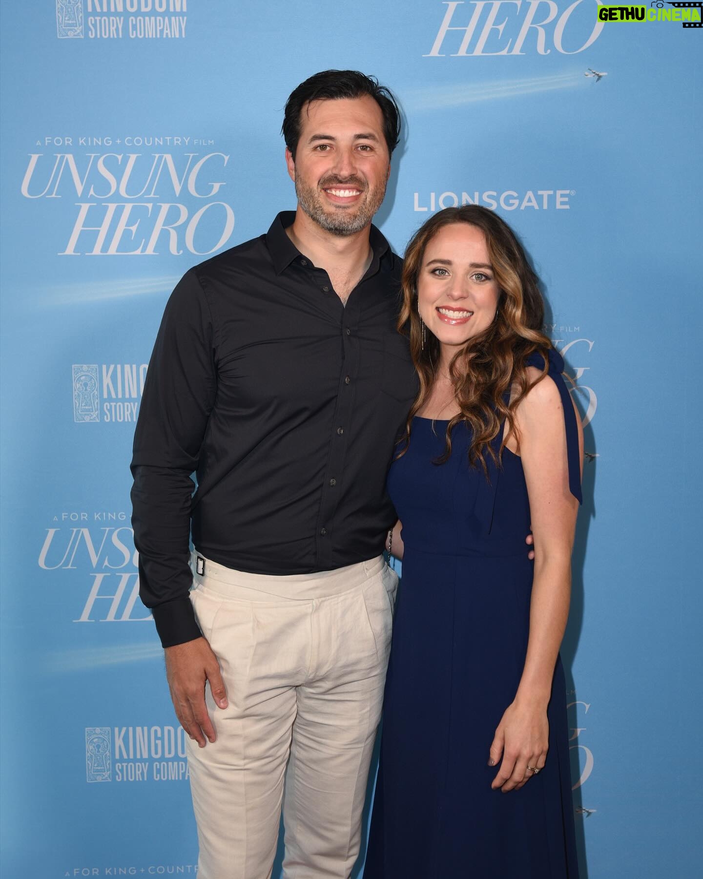 Jinger Vuolo Instagram - What an incredible evening @lionsgate for the screening of @unsungheromovie. My friend @imjoshwalsh produced it and did an excellent job! It’s so well done and such a captivating story. I loved the emphasis on prayer throughout the movie. Everyone needs to go see it! In theaters this week 🍿