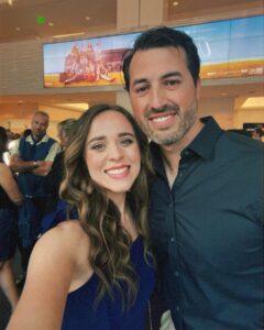Jinger Vuolo Instagram - What an incredible evening @lionsgate for the screening of @unsungheromovie. My friend @imjoshwalsh produced it and did an excellent job! It’s so well done and such a captivating story. I loved the emphasis on prayer throughout the movie. Everyone needs to go see it! In theaters this week 🍿