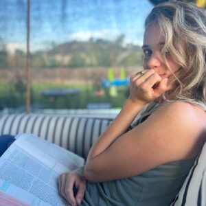 Jinger Vuolo Instagram - Waking up before the kids is nice ☺️ 

Having time in the morning to spend with Jer, to read in the calm and quiet, and get prepared for the day, doesn’t happen every morning but it’s my favorite when it does 🤗