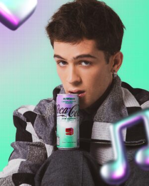 João Guilherme Ávila Instagram - Quem aí já provou a K-Wave feita especialmente para o kpopers? Essa belezinha já está disponível para vocês em todos os mercados do Brasil e tô feliz demais em estar com a @cocacola_br em mais uma versão limitada (e gelada) para vocês 💜

 #CocaColaKWave #CocaColaCreations #publicidade