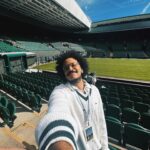 João Luiz Pedrosa Instagram - Living the best life 🇧🇷 | Primeiro dia em Londres para a pré estreia de #RivaisFilme 🎾 Fizemos um tour guiado por Wimbledon, local que sediou partidas icônicas de tênis. Acompanhem tudo pelo stories que to postando lá, hein! ✨ @wbpictures_br #WBPartner