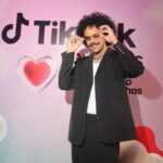 João Luiz Pedrosa Instagram - Cheguei no #TikTokAwards23 pra apresentar a estreia categoria #ProfDoAno na premiação. ✨👨🏾‍🏫 *fotinhas que eu amei do @arthurferreiraz - a gnt meio que divou* Blazer e Calça: @pace Acessórios: @navaz.co Stylist: @leobronks