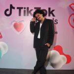 João Luiz Pedrosa Instagram - Cheguei no #TikTokAwards23 pra apresentar a estreia categoria #ProfDoAno na premiação. ✨👨🏾‍🏫 *fotinhas que eu amei do @arthurferreiraz - a gnt meio que divou* Blazer e Calça: @pace Acessórios: @navaz.co Stylist: @leobronks
