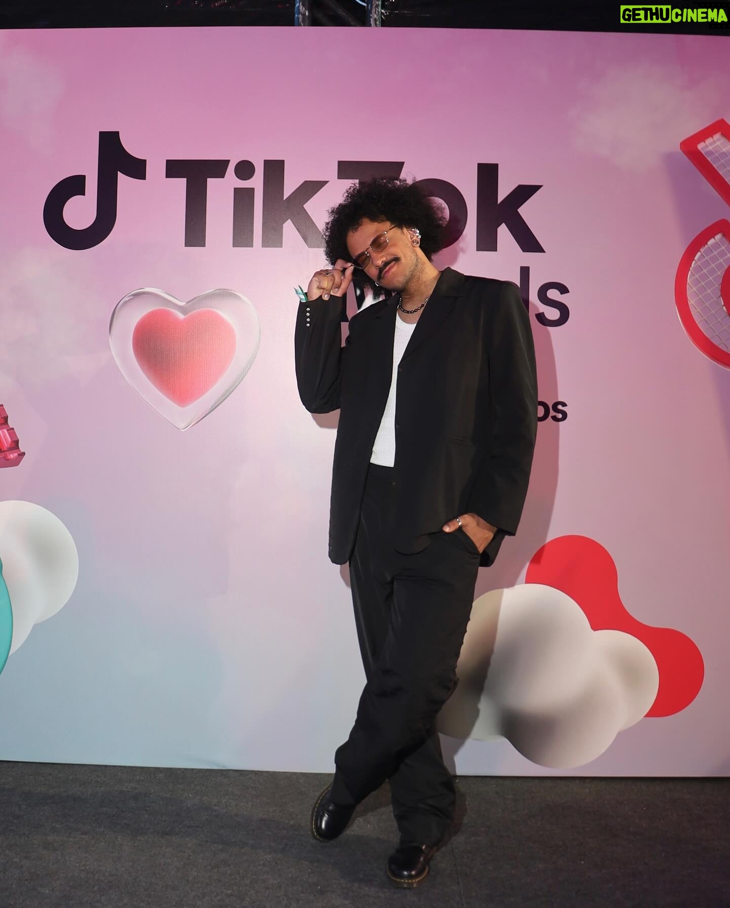 João Luiz Pedrosa Instagram - Cheguei no #TikTokAwards23 pra apresentar a estreia categoria #ProfDoAno na premiação. ✨👨🏾🏫 *fotinhas que eu amei do @arthurferreiraz - a gnt meio que divou* Blazer e Calça: @pace Acessórios: @navaz.co Stylist: @leobronks