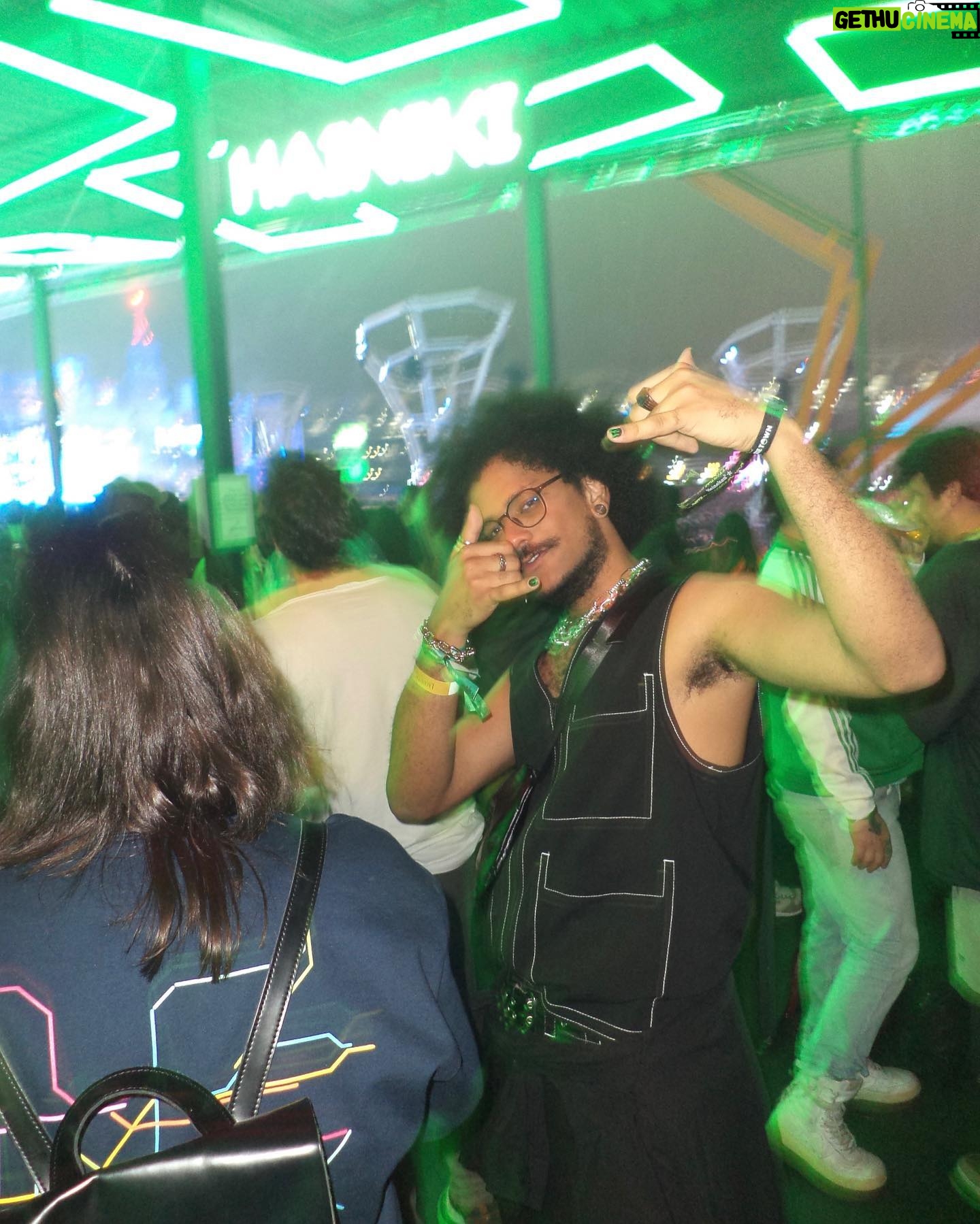 João Luiz Pedrosa Instagram - as fotos do the town saíram da cybershot direto pro feed