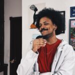 João Luiz Pedrosa Instagram - Quem aqui não conhece um professor, não é mesmo?! Mas cada um possui uma característica tãão única que por esse motivo venho com a @lenovobrasil e @institutoayrtonsenna apresentar pra vocês alguns professores que estão produzindo conteúdos aqui nas redes. #JoaoIndica e esse é o @prof.alexandredomingues , 📚 ele começou produzindo vídeos pros seus alunos durante a pandemia e começou a compartilhar nas redes sociais. E deu tão certo que hoje o Alexandre divide a sala de aula com seus vídeos por aqui. Demais, né? #VaiDeLenovo #InstitutoAyrtonSenna *publicidade