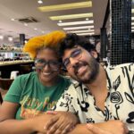 João Luiz Pedrosa Instagram - ✨FOTO DUMP DE MARÇO✨ 1 - Primeiro domingo do mês que consegui fazer absolutamente 🌸 nada 🌸 2 - Rolê de Nenas com a mais nena de todas @foquinha 3 - I love padarias e amigos @daiara.gabriel e @oigormag 4 - Protejam seus amigos do frizz @jeskagrecco 🌧️ 5 - Respiro fofo no dump da chinchila comendo maçã 6 - Conheci a cozinha do MC no Lolla e foi irado 🍟🍔 7 - Um gostoso no meio das fotos 😮‍💨 8 - Se a SZA fosse brasileira ela ia chamar Andressa, concordam? 9 - Fiz uma Paella 🥘 pela primeira vez venham almoçar em casa. 10 - Quero ter um programa na rádio, deve ser massa.