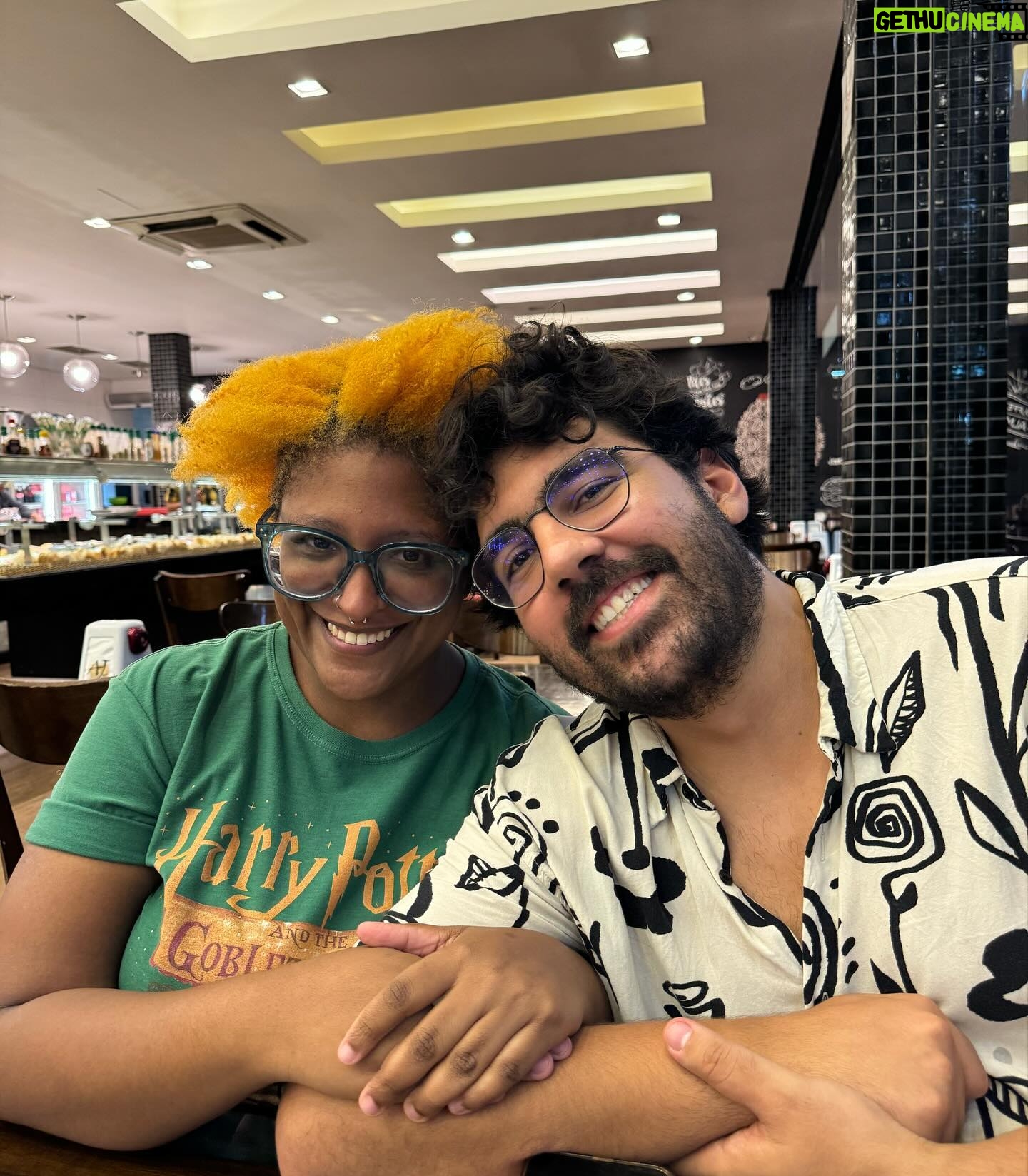 João Luiz Pedrosa Instagram - ✨FOTO DUMP DE MARÇO✨ 1 - Primeiro domingo do mês que consegui fazer absolutamente 🌸 nada 🌸 2 - Rolê de Nenas com a mais nena de todas @foquinha 3 - I love padarias e amigos @daiara.gabriel e @oigormag 4 - Protejam seus amigos do frizz @jeskagrecco 🌧️ 5 - Respiro fofo no dump da chinchila comendo maçã 6 - Conheci a cozinha do MC no Lolla e foi irado 🍟🍔 7 - Um gostoso no meio das fotos 😮💨 8 - Se a SZA fosse brasileira ela ia chamar Andressa, concordam? 9 - Fiz uma Paella 🥘 pela primeira vez venham almoçar em casa. 10 - Quero ter um programa na rádio, deve ser massa.