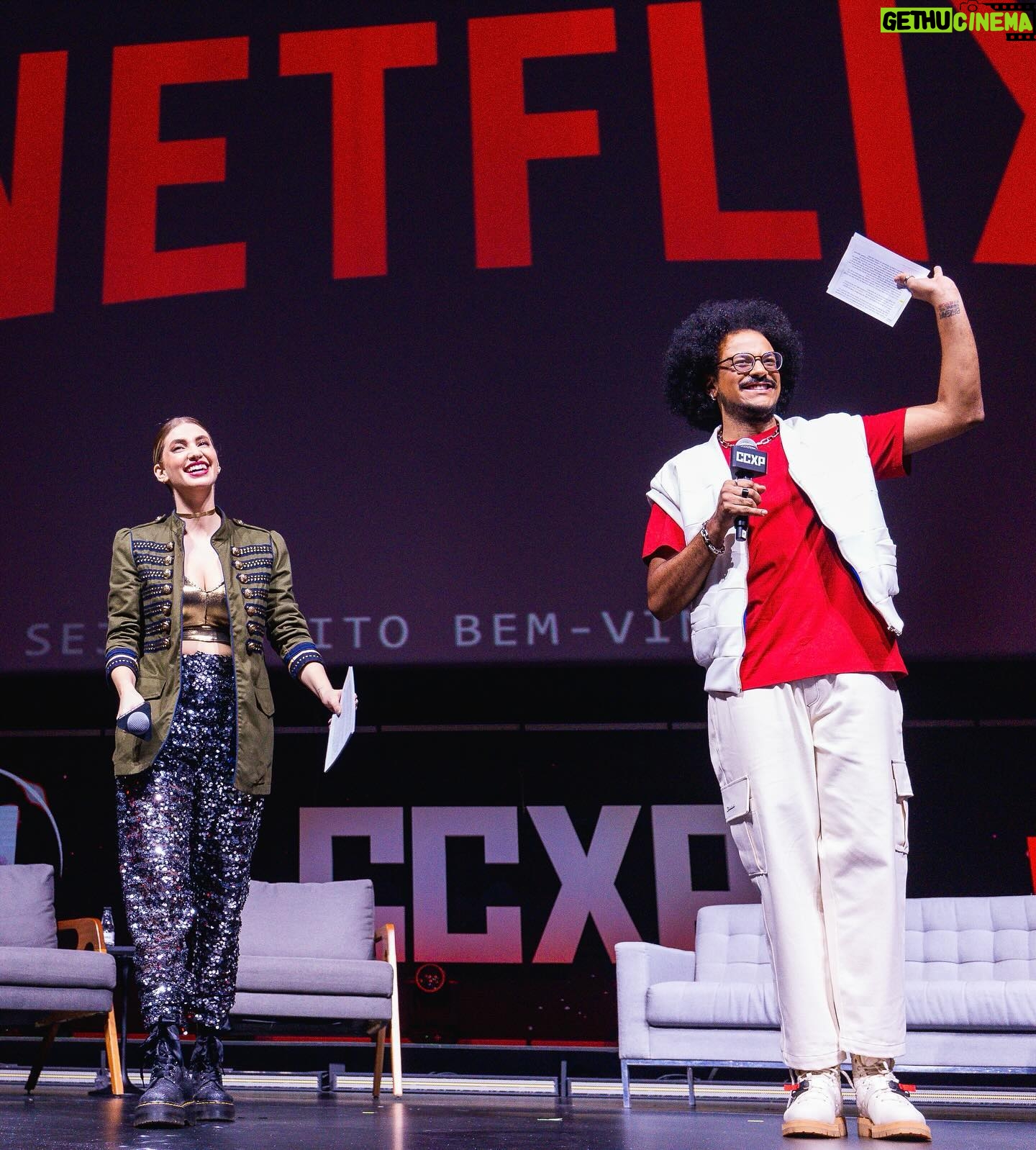 João Luiz Pedrosa Instagram - ainda sem palavras pra expressar o que eu vivi na #CCXP muito obrigado a todo time da @netflixbrasil por terem acreditado no meu trampo 💖 minha estreia no Palco Thunder ao lado da minha parceira @carolmoreira3 #ZackSnyder e o elenco de #RebelMoon (Dia 22/12 na Netflix hein, amigos) ❣️ #CCXP