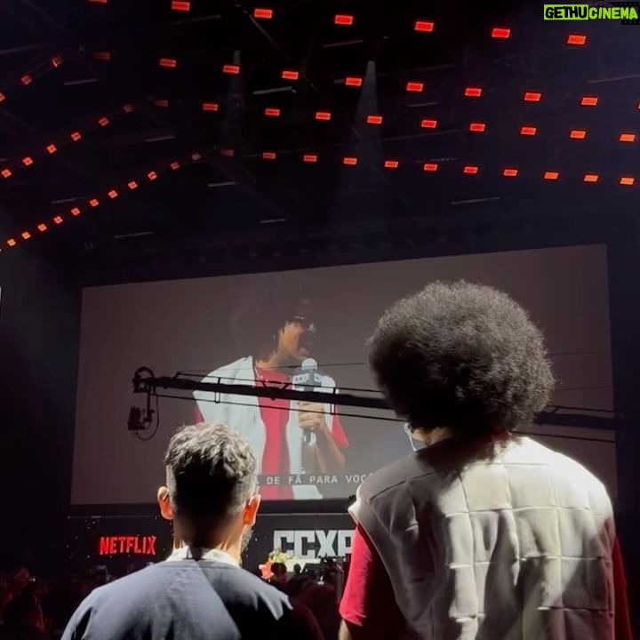 João Luiz Pedrosa Instagram - ainda sem palavras pra expressar o que eu vivi na #CCXP muito obrigado a todo time da @netflixbrasil por terem acreditado no meu trampo 💖 minha estreia no Palco Thunder ao lado da minha parceira @carolmoreira3 #ZackSnyder e o elenco de #RebelMoon (Dia 22/12 na Netflix hein, amigos) ❣️ #CCXP