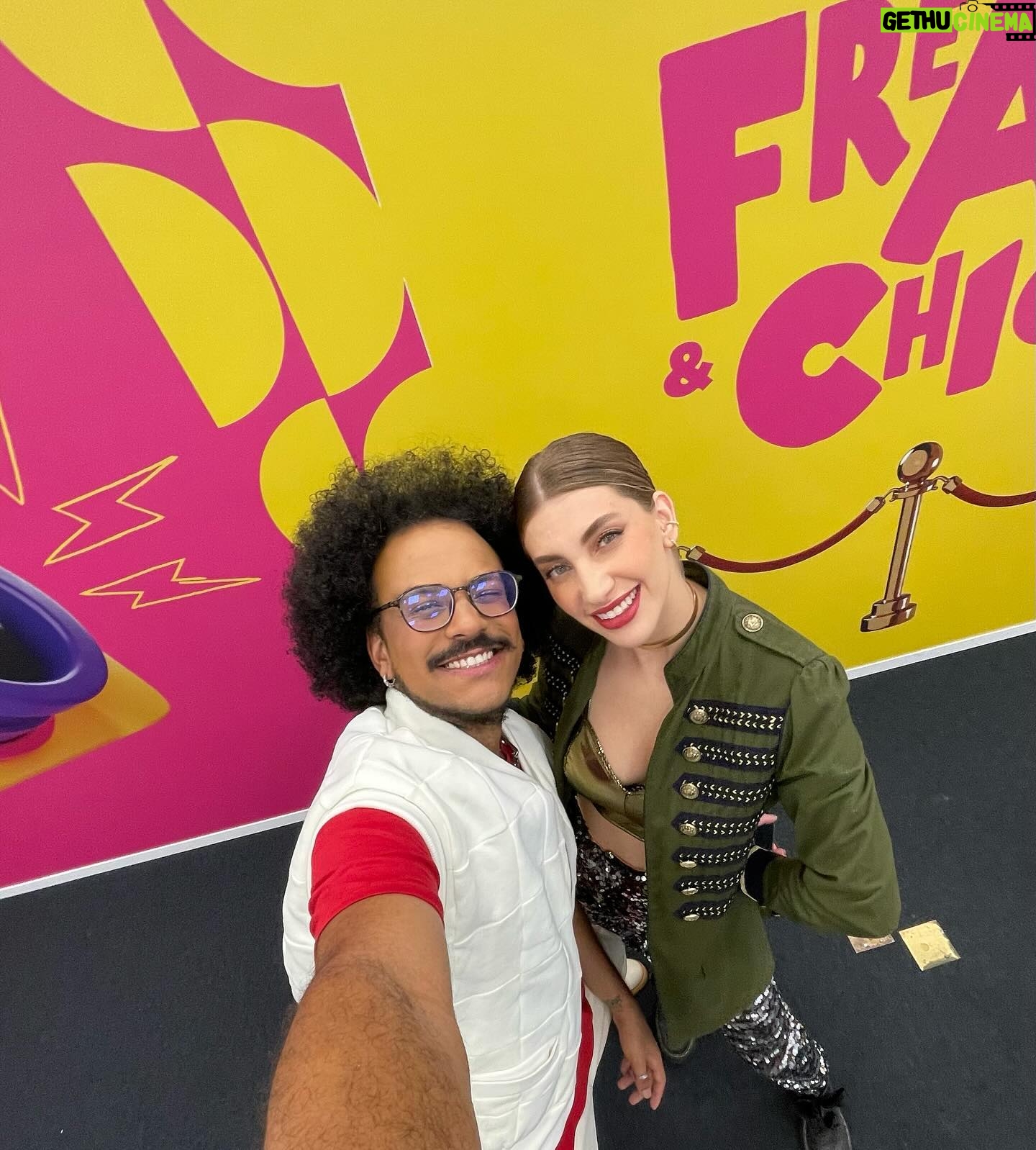 João Luiz Pedrosa Instagram - ainda sem palavras pra expressar o que eu vivi na #CCXP muito obrigado a todo time da @netflixbrasil por terem acreditado no meu trampo 💖 minha estreia no Palco Thunder ao lado da minha parceira @carolmoreira3 #ZackSnyder e o elenco de #RebelMoon (Dia 22/12 na Netflix hein, amigos) ❣️ #CCXP