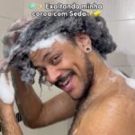 João Luiz Pedrosa Instagram - Exaltando meus cabelos com @sedaoficial 💕✨ Me emociona ver uma marca como Seda, criar um movimento tão importante, necessário e especial, destacando sempre o poder do cabelo crespo. . . #UmaPrincesaPuxaOutra *publicidade