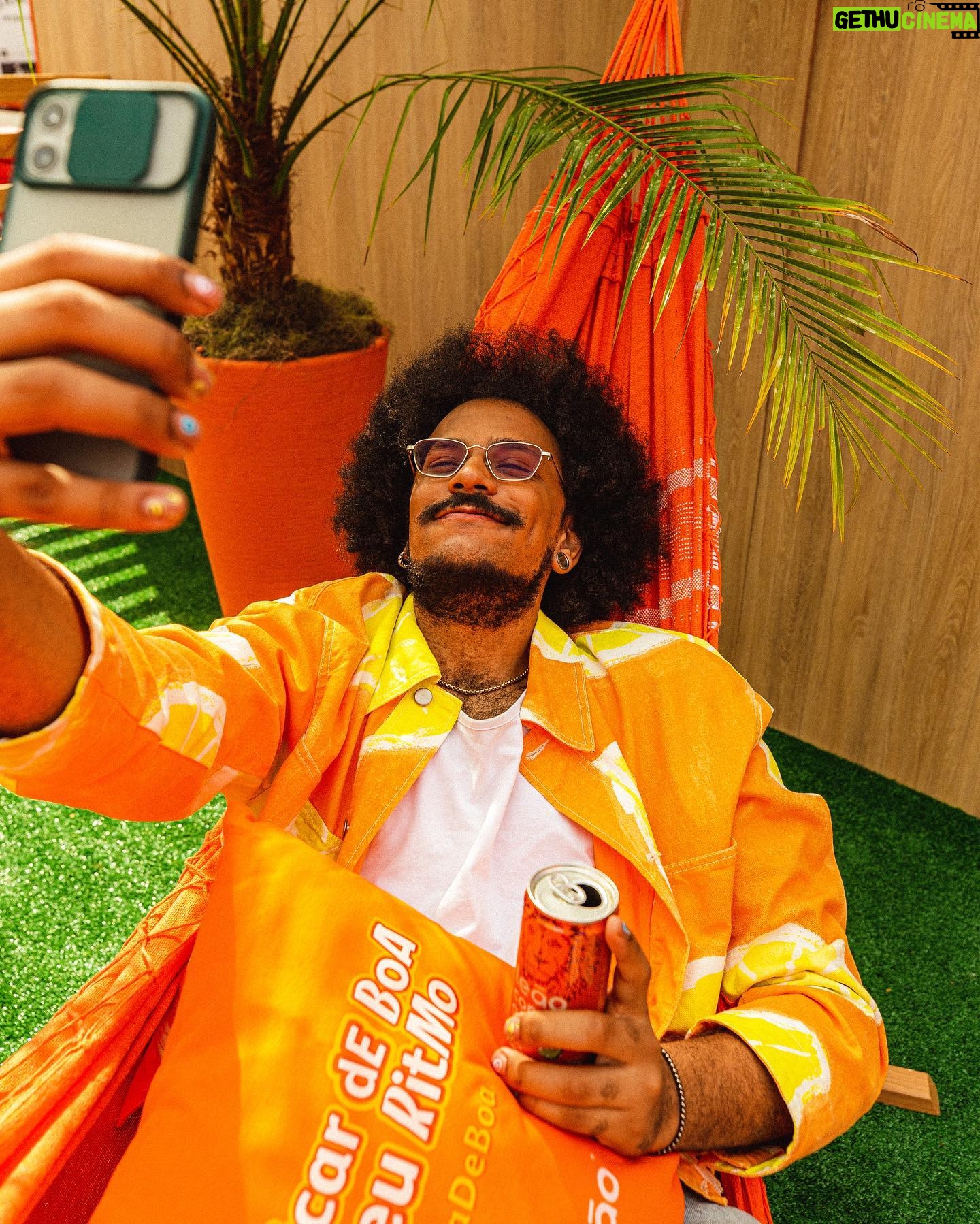 João Luiz Pedrosa Instagram - Que dia incrível junto com @chasleao na minha primeira vez curtindo o Coala Festival. Leão preparou um espaço incrível pra gente ficar de boa e dando uma relaxada. Tem espaço pra se revitalizar e recuperar o pique pra curtir cada momento aqui! Valeu @chasleao, amanhã tem mais! 🦁 #FicaDeBoa #CoalaFestival | *publicidade