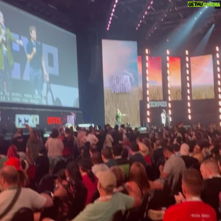 João Luiz Pedrosa Instagram - ainda sem palavras pra expressar o que eu vivi na #CCXP muito obrigado a todo time da @netflixbrasil por terem acreditado no meu trampo 💖 minha estreia no Palco Thunder ao lado da minha parceira @carolmoreira3 #ZackSnyder e o elenco de #RebelMoon (Dia 22/12 na Netflix hein, amigos) ❣️ #CCXP