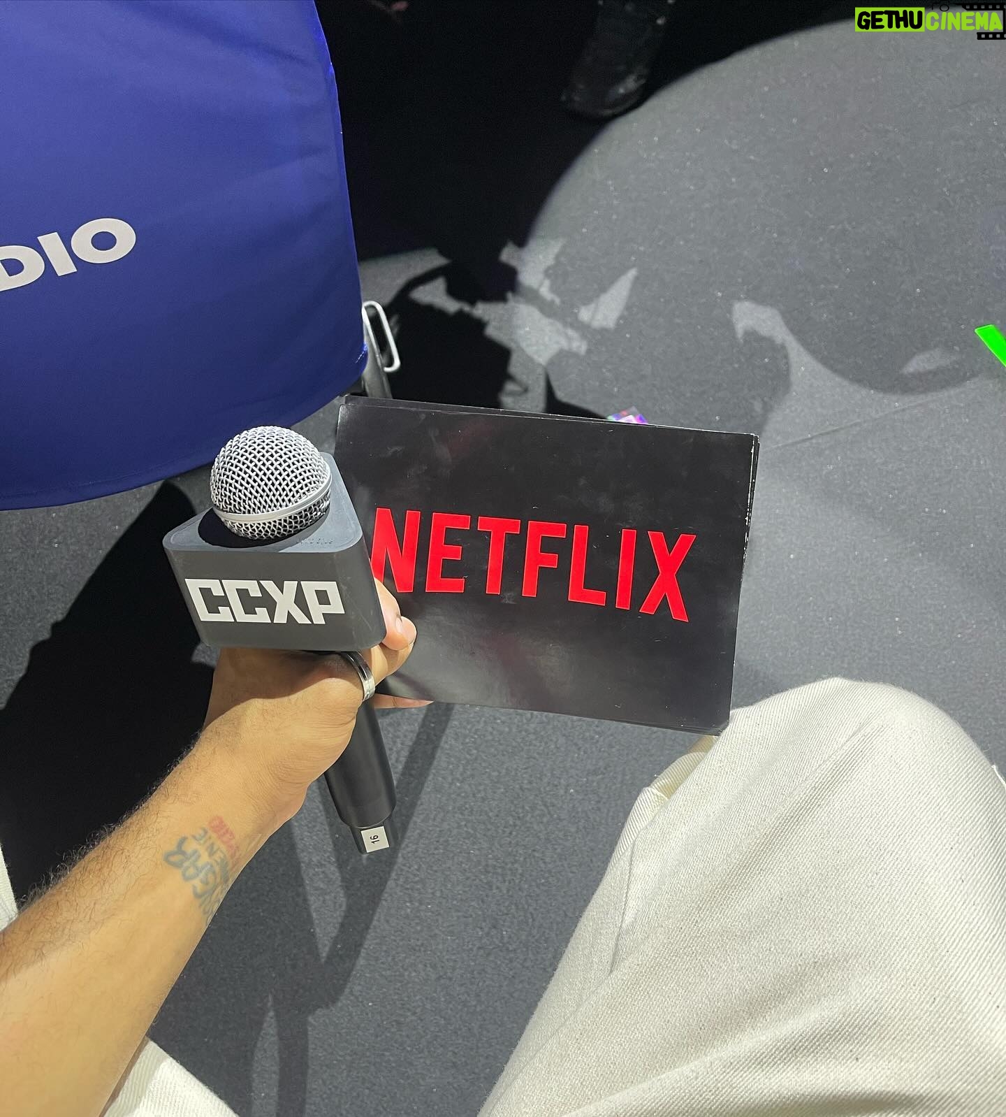 João Luiz Pedrosa Instagram - ainda sem palavras pra expressar o que eu vivi na #CCXP muito obrigado a todo time da @netflixbrasil por terem acreditado no meu trampo 💖 minha estreia no Palco Thunder ao lado da minha parceira @carolmoreira3 #ZackSnyder e o elenco de #RebelMoon (Dia 22/12 na Netflix hein, amigos) ❣️ #CCXP