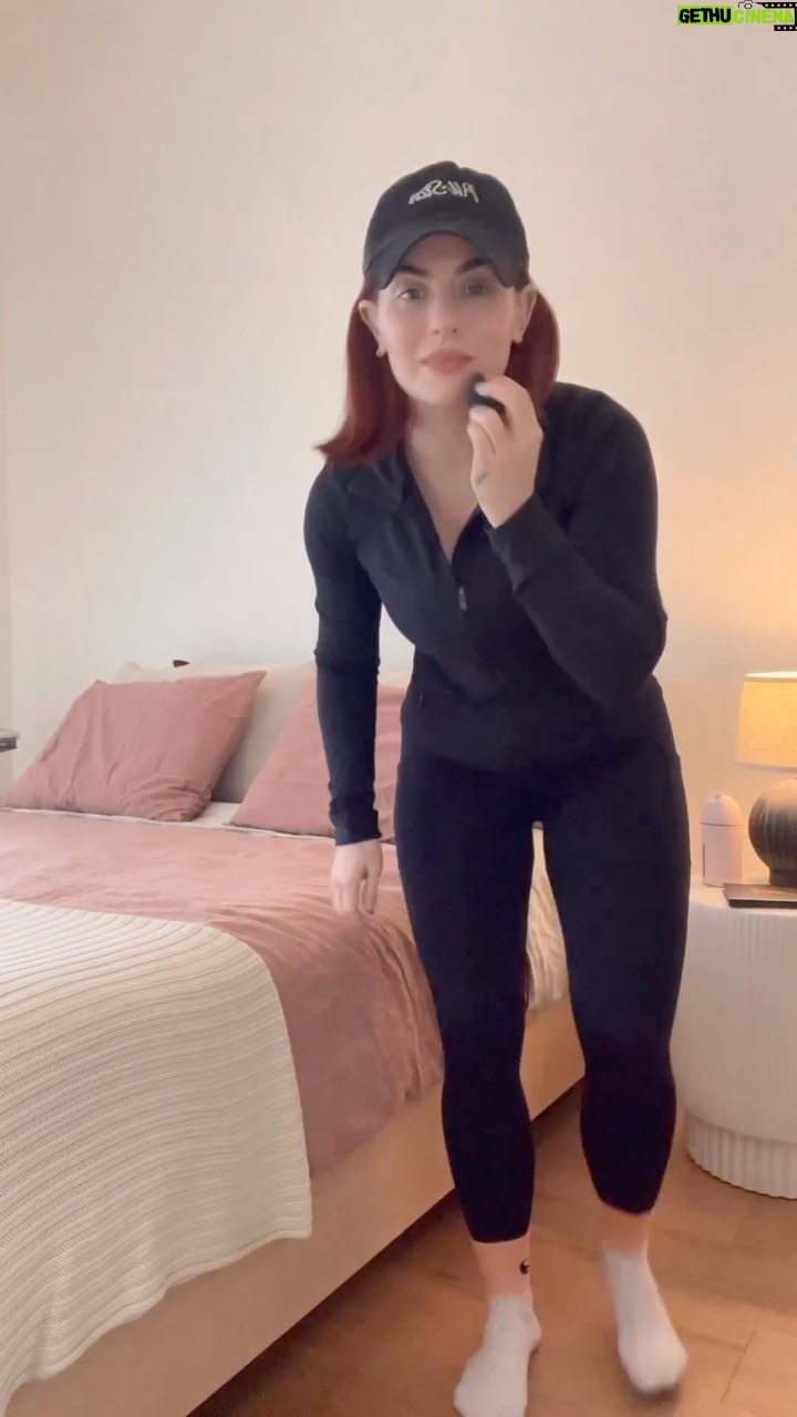 JoJo Instagram - new place. new sheets. that’s the motto. thank you to @parachutehome . any recommendations on artists who make biiiiig pieces? looking for something to hang above bed… 🥰😍 lamp by @emmafoxstudios