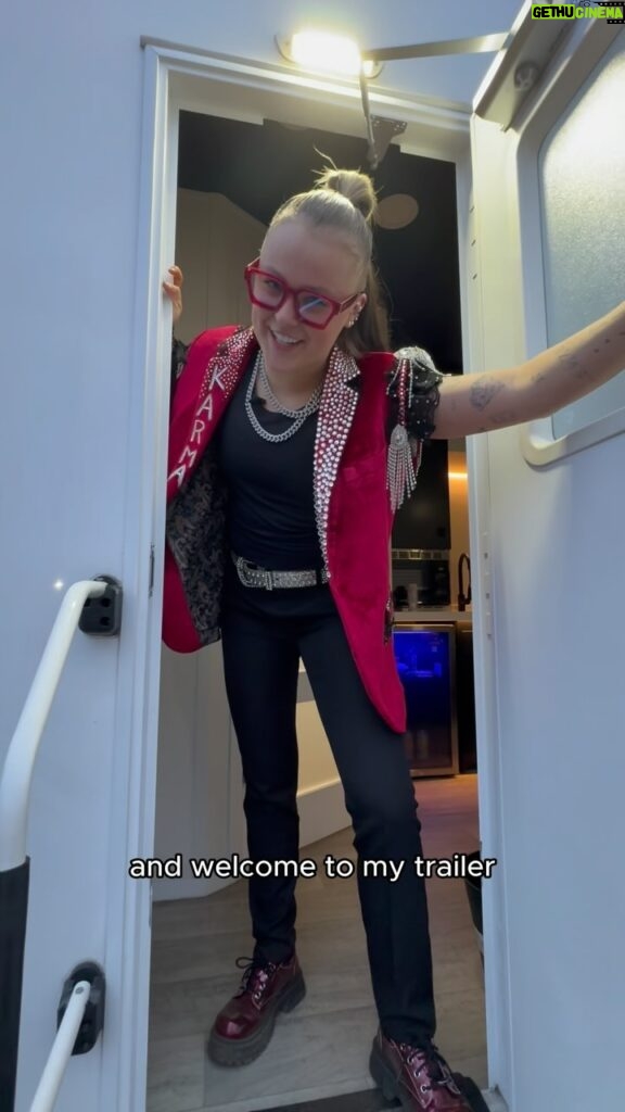JoJo Siwa Instagram - @itsjojosiwa’s bringing us behind the scenes, Cribs edition. 😎🙌 Watch her in action on #SYTYCD, Mondays on @foxtv and streaming anytime on @hulu!