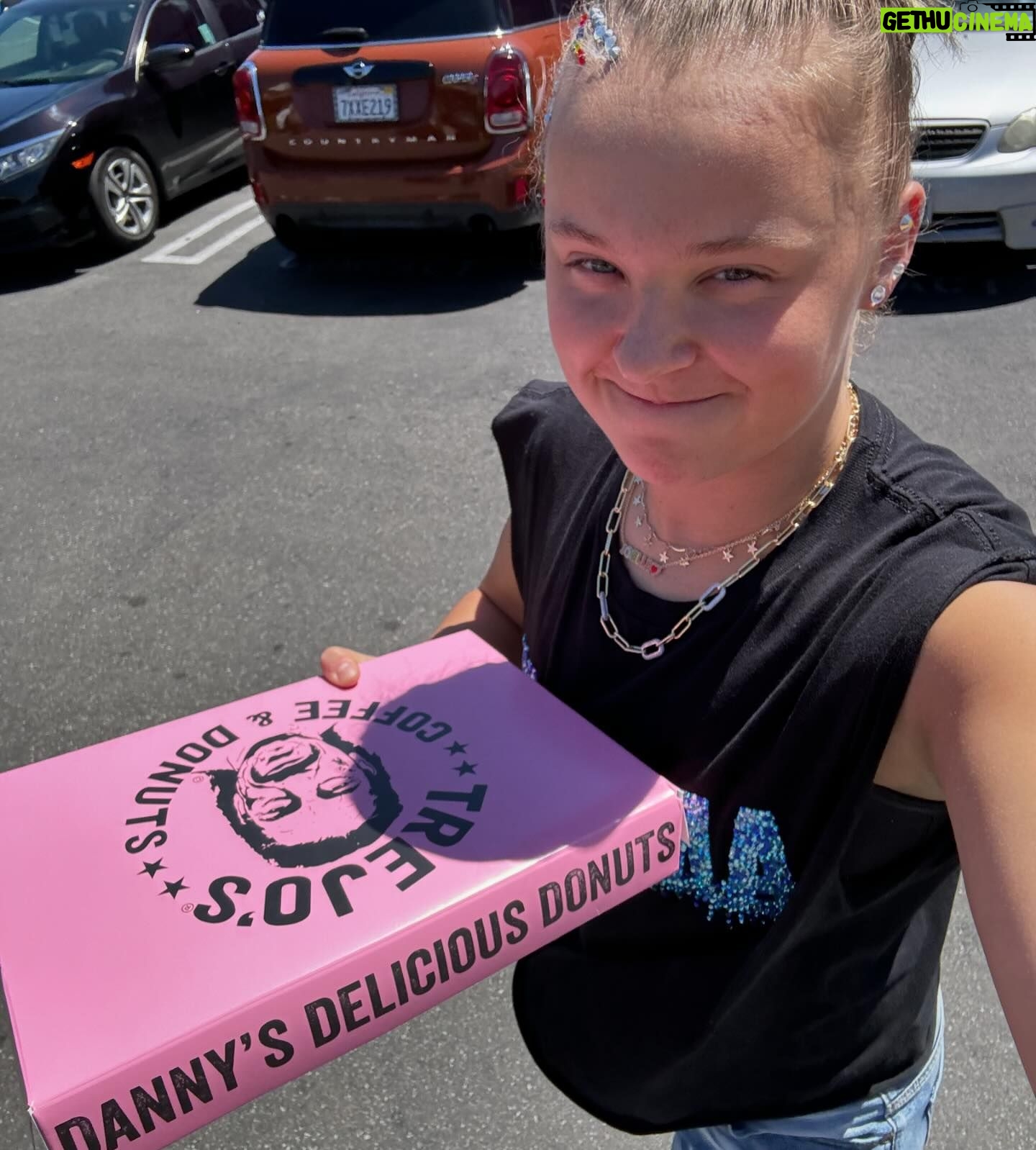 JoJo Siwa Instagram - Lil bit of life from the last week⚜️🩷🦾