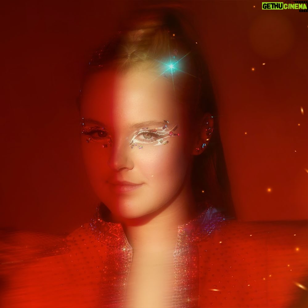 JoJo Siwa Instagram - It’s official. ❤️🔥JoJo Siwa “KARMA”❤️🔥 Releasing April 5th 12:00AM/EST. Pre save link in bio.🔃🌊