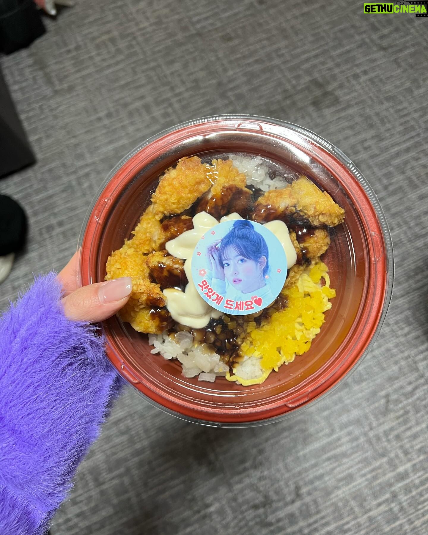 Jo Soo-min Instagram - 끼야아아 맛있게 먹구 힘내서 촬영했답니다아🌼감사합니댜🧚🏻♀️🤗🫶🏻👍하나 화이띵🥰