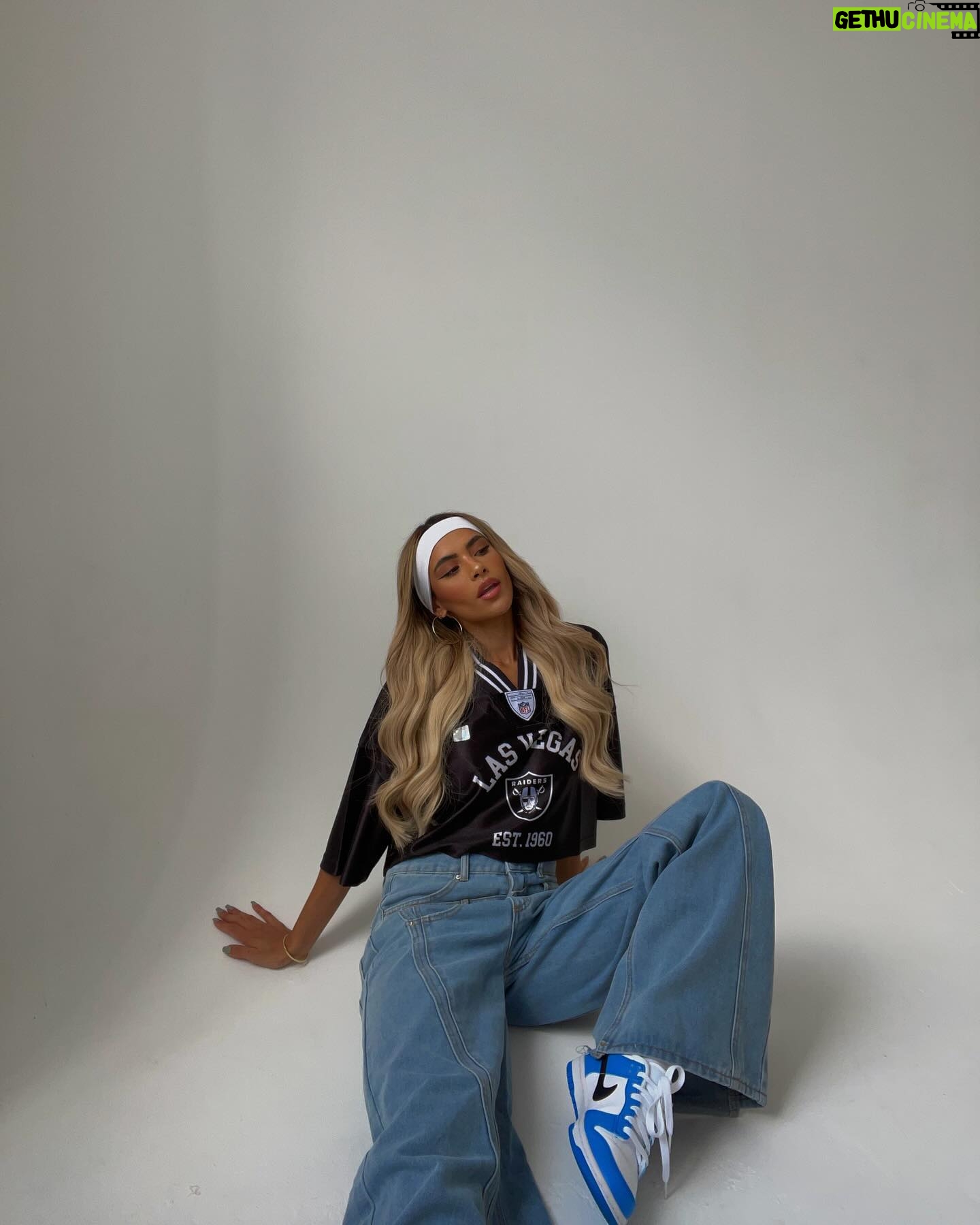 Joanna Chimonides Instagram - Denim day👖🩵 @boohoo ad