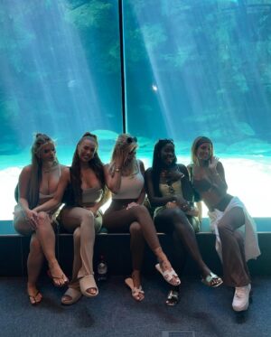 Joanna Chimonides Instagram - The best week with the best girls 🥹❤️ before having no phone, we went to the aquarium and had the funniest day!! 😂👏🏻